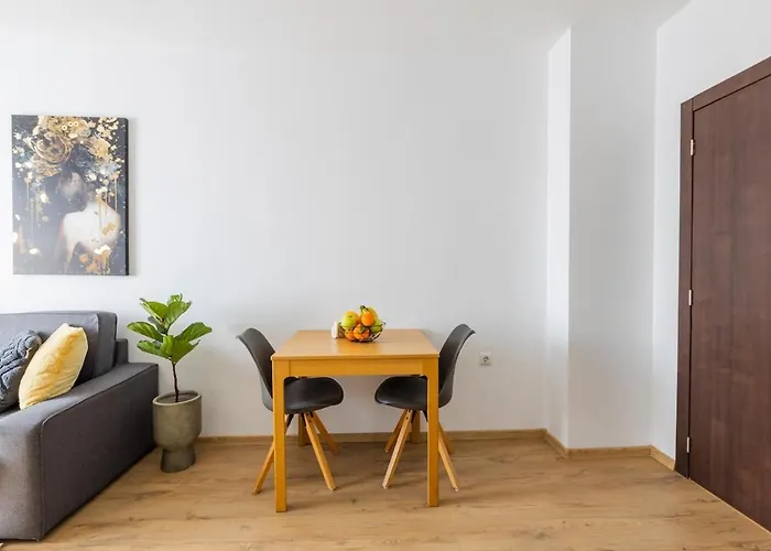 Апартамент Chic Downtown Flat