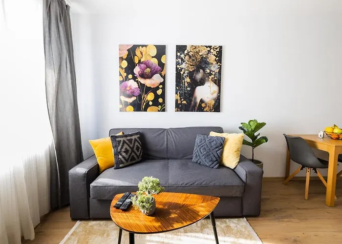 Апартамент Chic Downtown Flat *