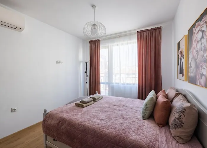 Апартамент Chic Downtown Flat *